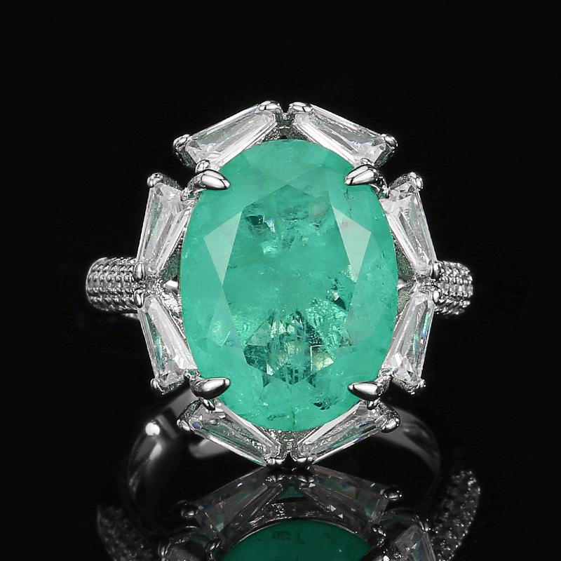 

Винтажный набор: серьги-кольца, ожерелье. Женские украшения легкой роскоши. Трехкомпонентный набор аксессуаров к платью.