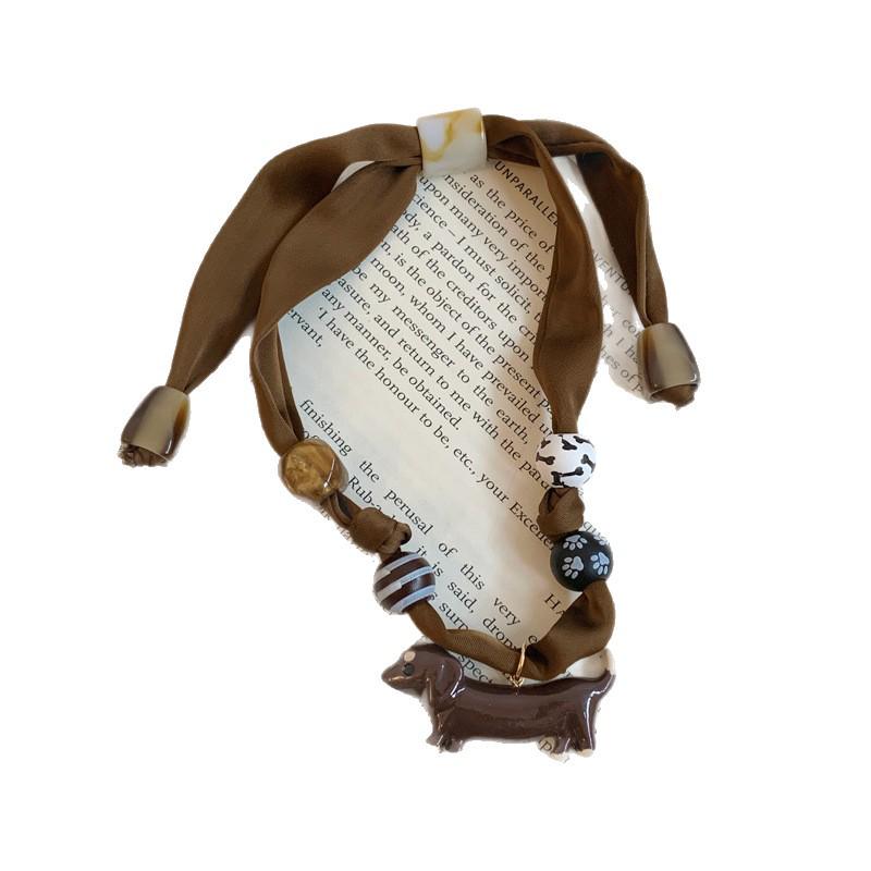 Naszyjnik z wisiorkiem szczeniaka: Design z koralików drewnianych na tkaninie dla stylu casualowego i wszechstronnego, Damska biżuteria na łańcuszku do swetra, wysokiej jakości.