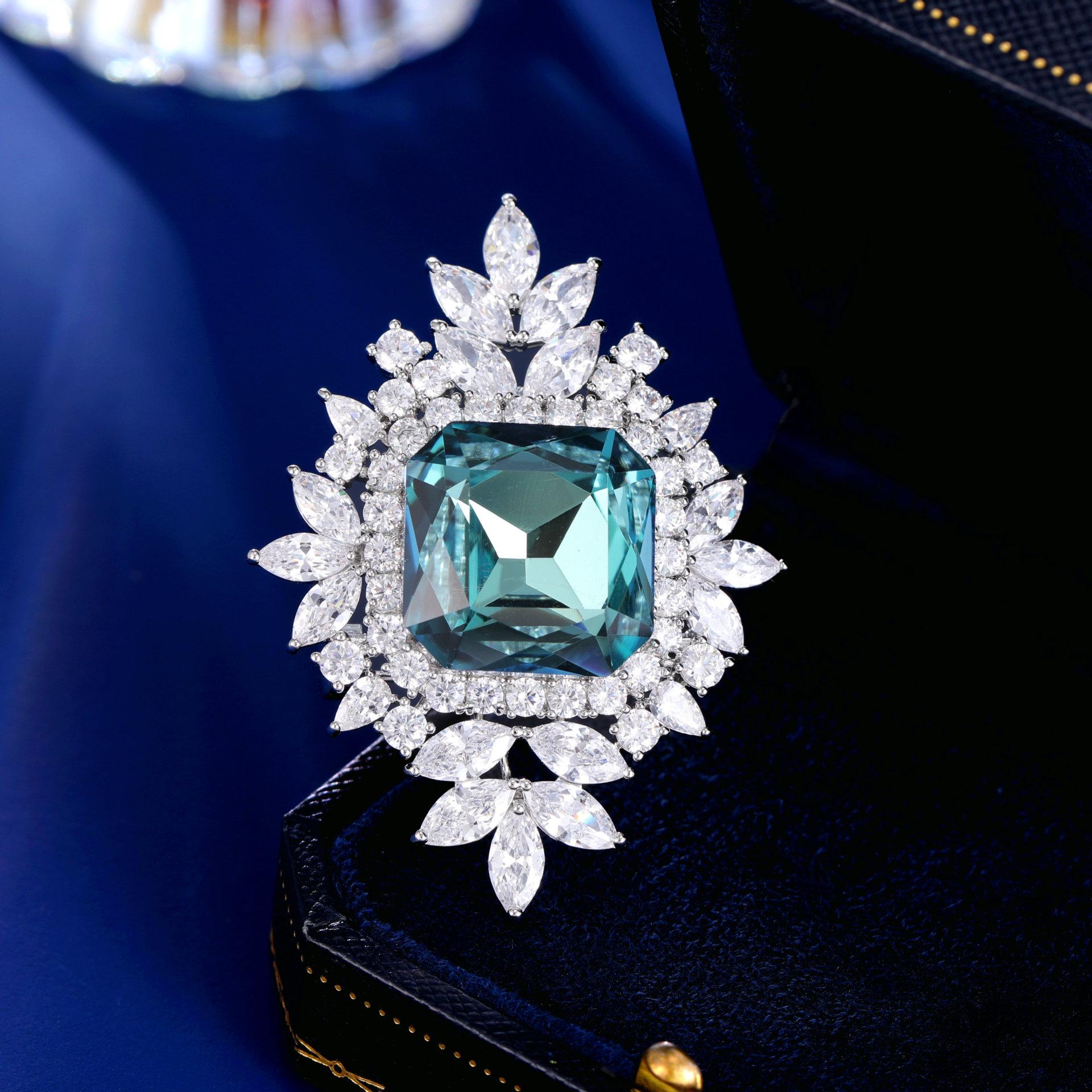 

Брошь женская высокого класса чувство высокого класса ромбовидная брошь роскошная супер вспышка циркон брошь пальто костюм булавка темперамент аксессуары синий