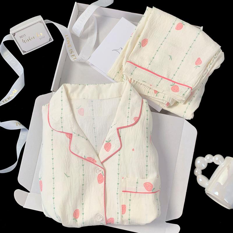 Frühlings- und Herbst-Pyjama Einfacher Stil Wolkenbaumwolle Langarmhose Erdbeerbedrucktes Hausanzug-Set Echte Aufnahme