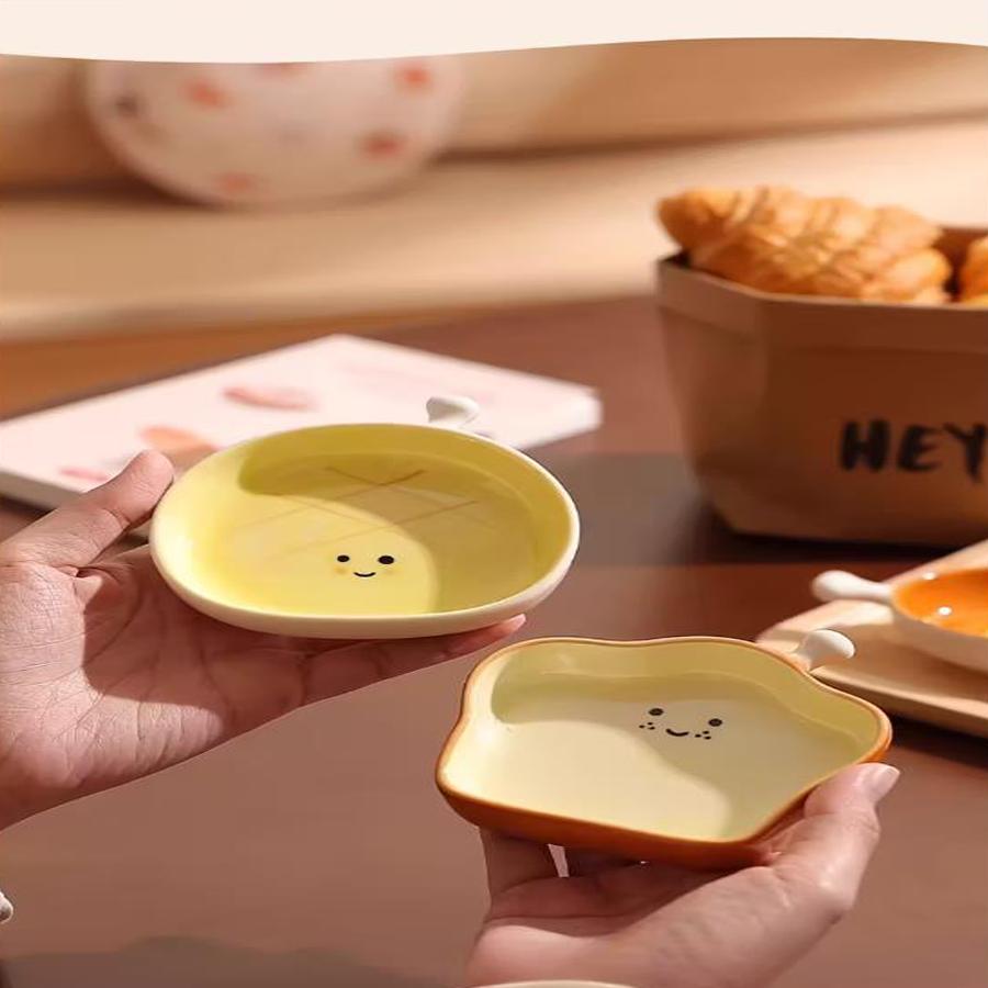 Cute bread-shaped ceramic sauce dish, cartoon smiley face condiment dish, creative kitchen dipping dish and snack dish tableware set.