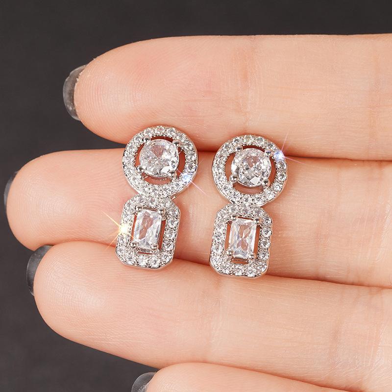 

2026 New Micro Inlaid Zircon Geometric Earrings Elegant, Shining, Personalized, High End Fashion, Light Luxury Style Zircon