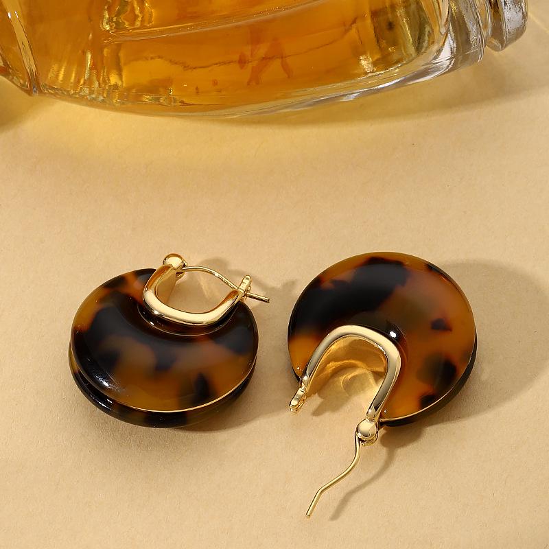 French Vintage Amber Leopard Print Semi-Circular Earrings with Gold-Plated Clasp - Retro Hong Kong Style Resin Hoops
