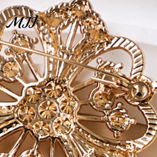 Vintage Style Brooch Solid Alloy Floral Brooch, Hollow Pattern Lapel Pin with Strong Secure Clasp Buckle Design, Electroplating Anti-Oxidation