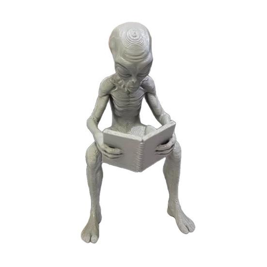 yangyizhi 3D Printed Reading Alien Ornament, Creative Sitting Sculpture, Resin Collectible Figures Desktop Office Study