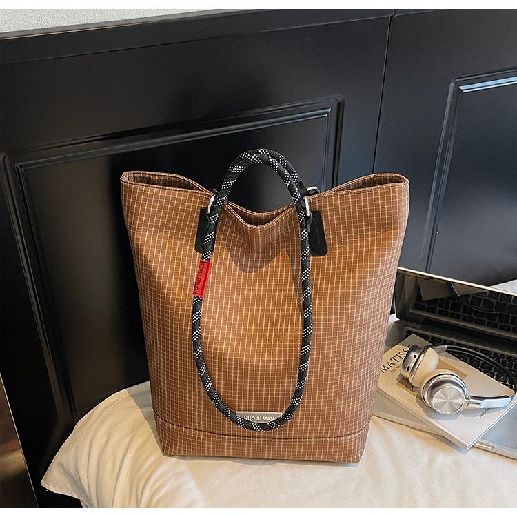 

Японская портативная сумка-тоут большой вместимости в клетку, женская, 2025, новая мода и досуг, сумка-шоппер на плечо/подмышку коричневый