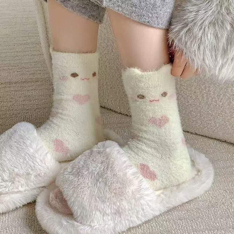4 Pairs of Socks in Random Colors, Cartoon Pink Series, Thickened Winter Warm Socks, Home Sleep Socks, Autumn and Winter Plush Cute Girl Socks