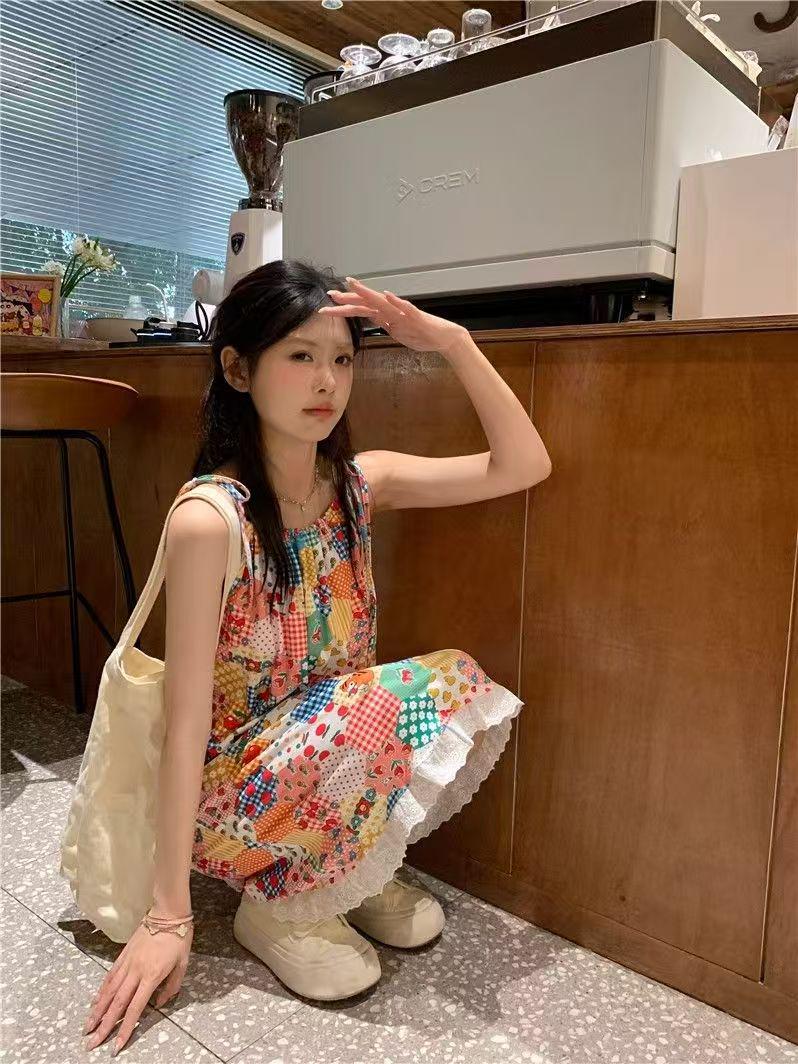 

Платье на бретельках-спагетти с лоскутным узором из цветочного кружева Dopamine Girl - Приталенное, Молодящее Коллекция Весна 2025 S Premium