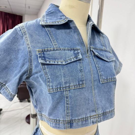 Dvoudílný džínový outfit pro ženy Top s krátkým rukávem s klopami a výstřihem do V a džínová sukně/šortky s vysokým pasem Letní pouliční oblek