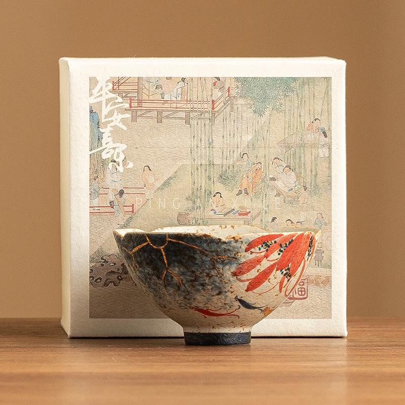 Ručně malovaný zlacený keramický čajový šálek s motivem koi a lotosu