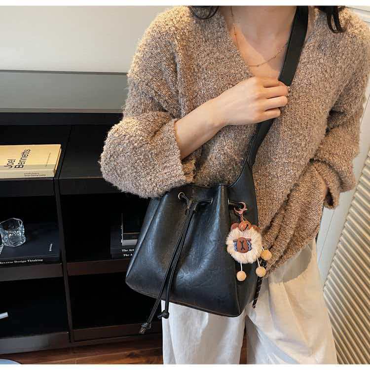 

Популярные Хиты Сумки Женские Одно плечо Через плечо Шнурок Плиссированная Корейская Ведро 24x8x23 single package чёрный