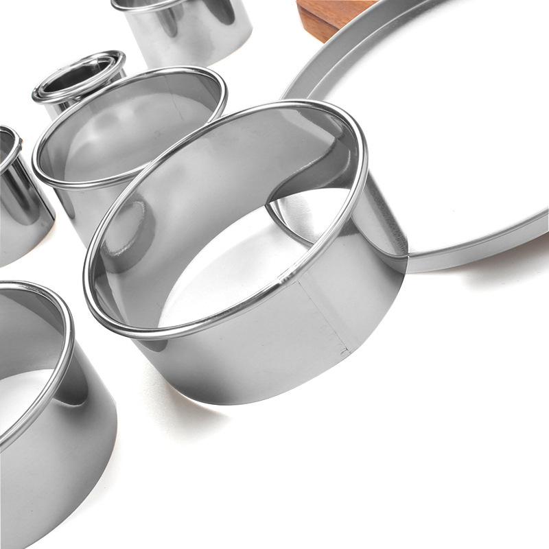 11dílná sada kulatých forem: Formičky na sušenky, Kroužky na pěnu, 12 vykrajovátek na těsto na knedlíky, Kroužky na rýžové koláče, Fritování kukuřice, Nerezová ocel.