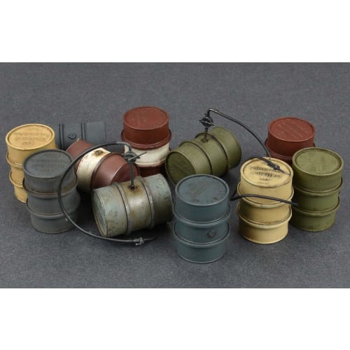 Miniart 1/35 WWII German 200L Fuel Can Set Plastic Model Kit MA35597