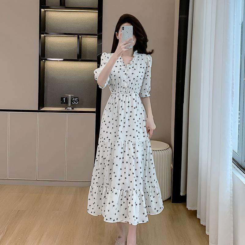 

Белое летнее платье во французском стиле с цветочным принтом, воротником-рюшем и рукавами-буфами XL