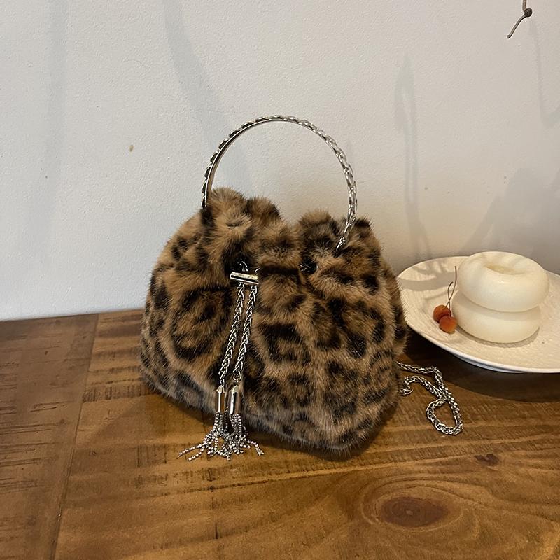 Mode Nischendesign Damen Umhängetasche mit großer Kapazität Neue Kettenhand-Falt-Pelztasche Leichte Luxus Vielseitige Handtaschen