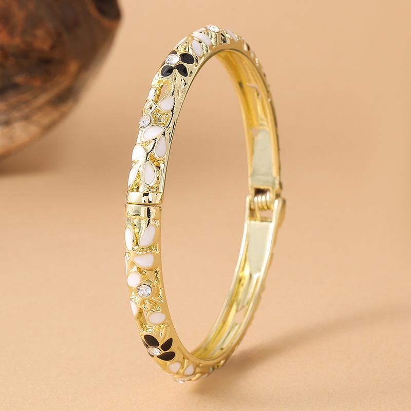 [Retro Chinese Filigree Cloisonne Drip Oil Bangle with Inlaid Diamonds and Hollow Enamel Design]