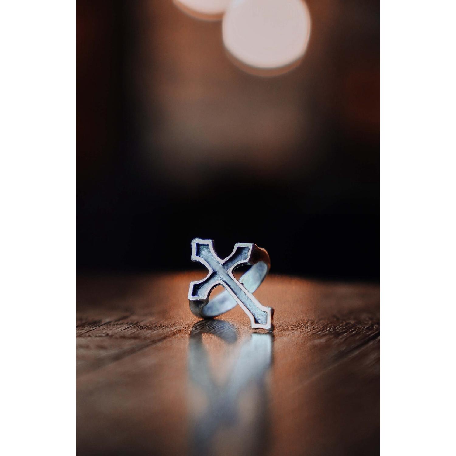 

Антикварное посеребренное готическое регулируемое кольцо с крестом