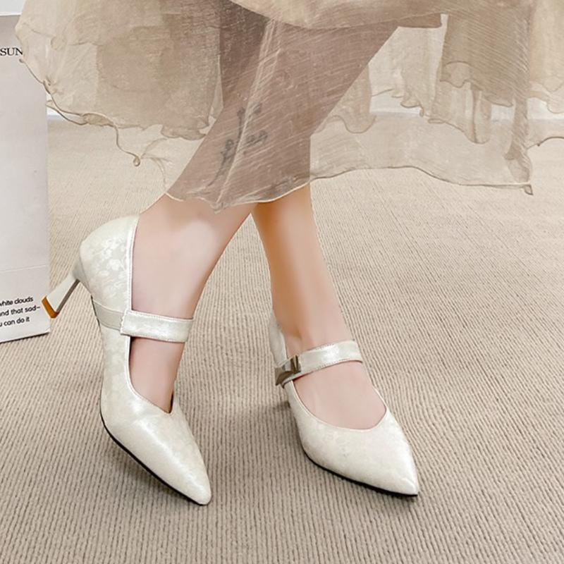 Fashion Temperament Women's Shoes Pointed Shallow Top Single Shoe Fashionable and Versatile Metal Decoration Fine Heel Women's Shoes