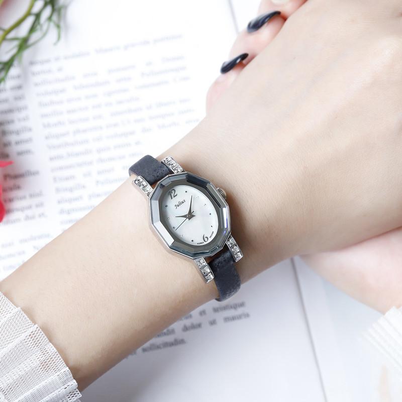 New RetroStyle Watch With A Simple Polygonal Dial Unique And Petite Design Thin Strap Leathe Women'S Watch A High-End Selection.