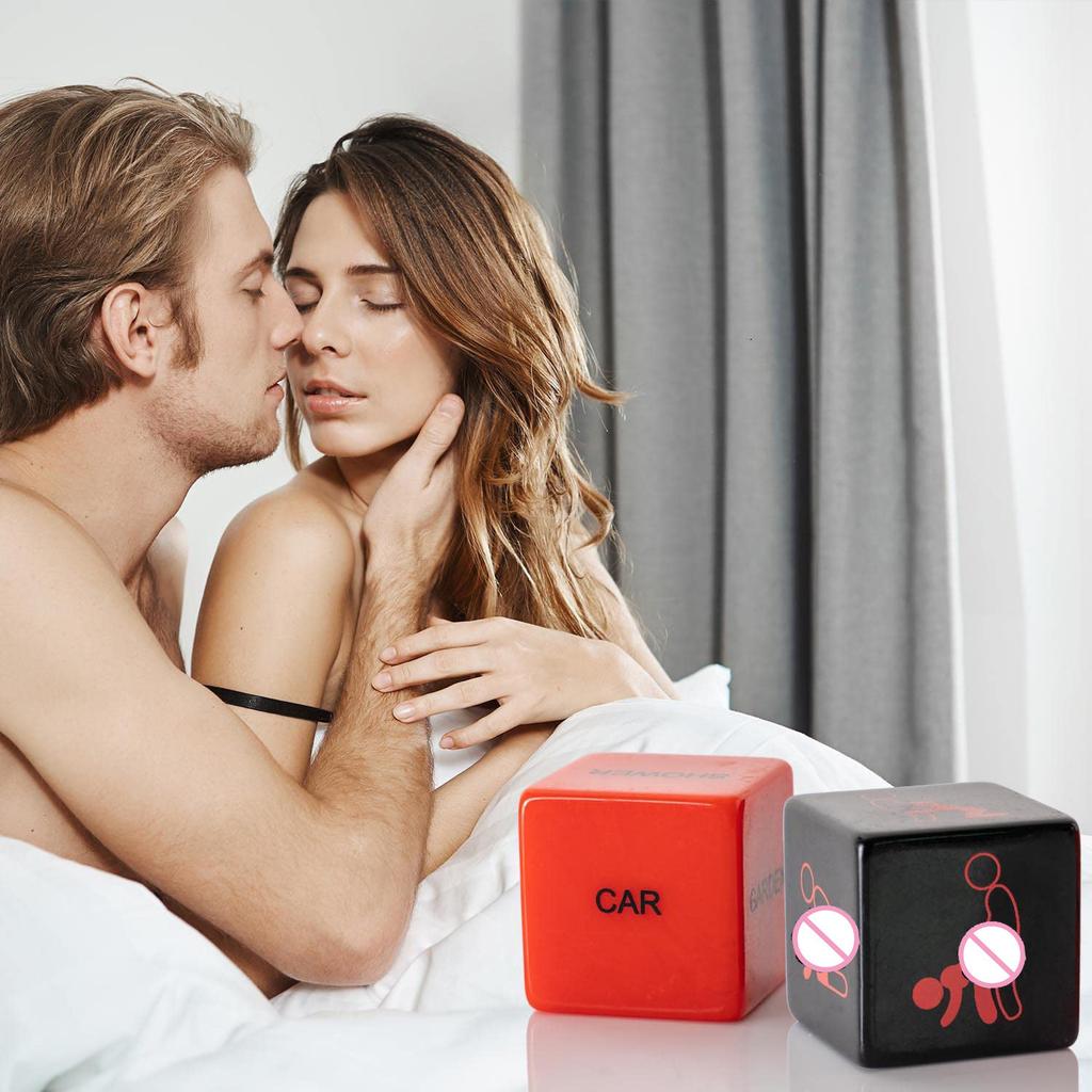 2 set di dadi combinazione rosso e nero da 0,79 pollici per coppie inglesi, dadi divertenti con azioni, regali per amici