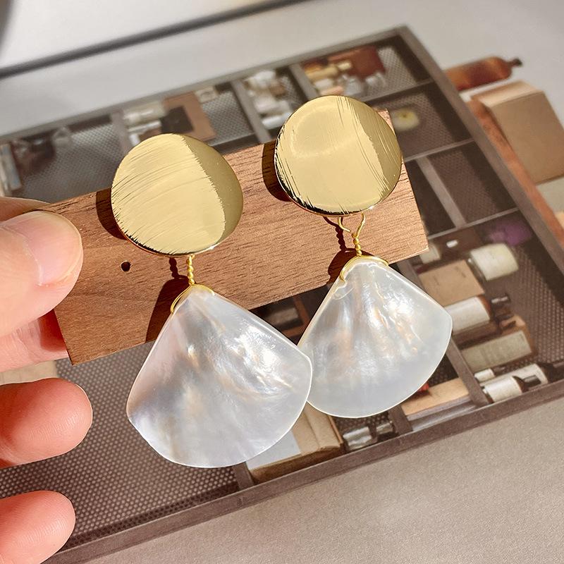 Gold Fan-Shaped French Shell Earrings with Mother-of-Pearl: Vintage 2024 Retro Design for Women