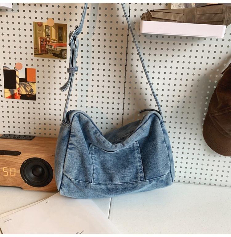 

Korean version of retro washed denim bag, light literary shoulder women s bag ins large-capacity casual versatile messenger bag світло-синій колір