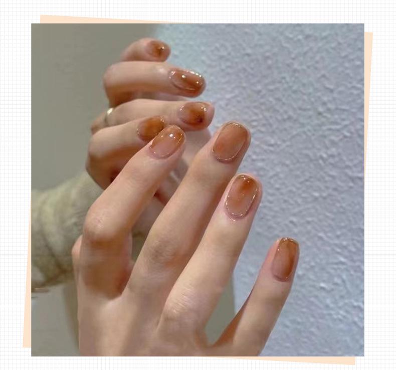 

Полупрозрачные нюдовые градиентные накладные ногти в стиле френч – средней длины