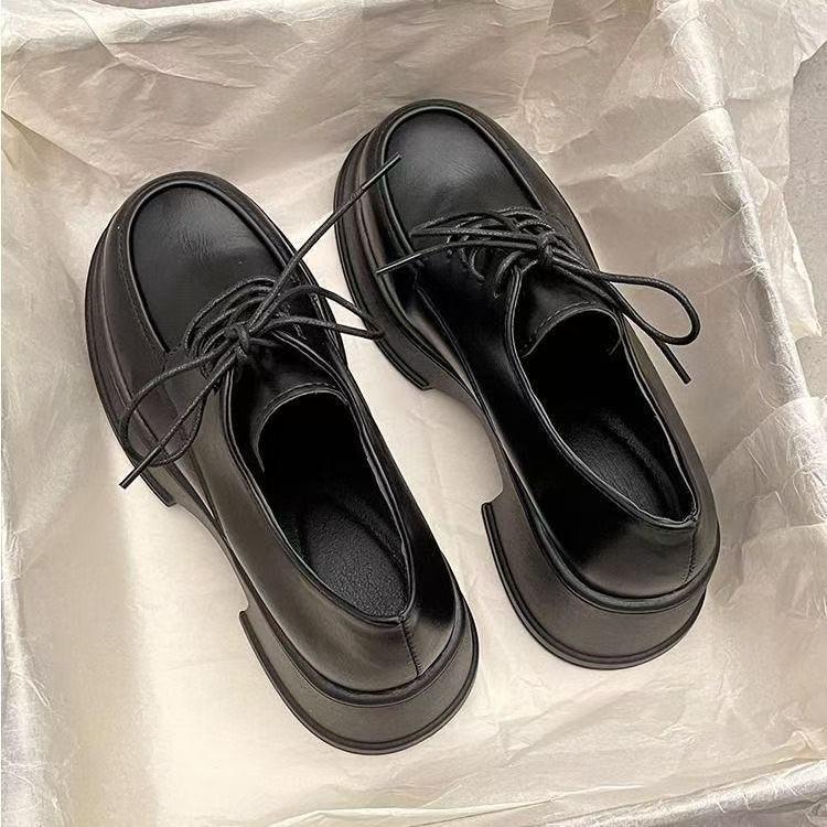 

Женские кожаные лоферы на толстой подошве в студенческом стиле 2025 - Весенний тренд на высоком каблуке 37