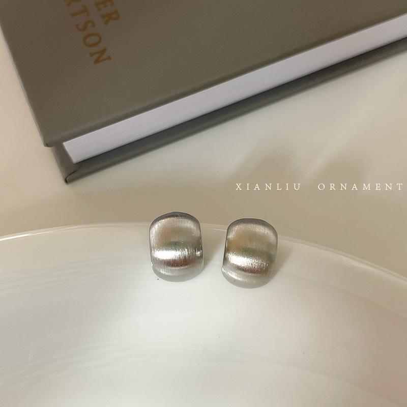Gold retro matte metal stud earrings women's light luxury niche design high-end earrings new popular earrings