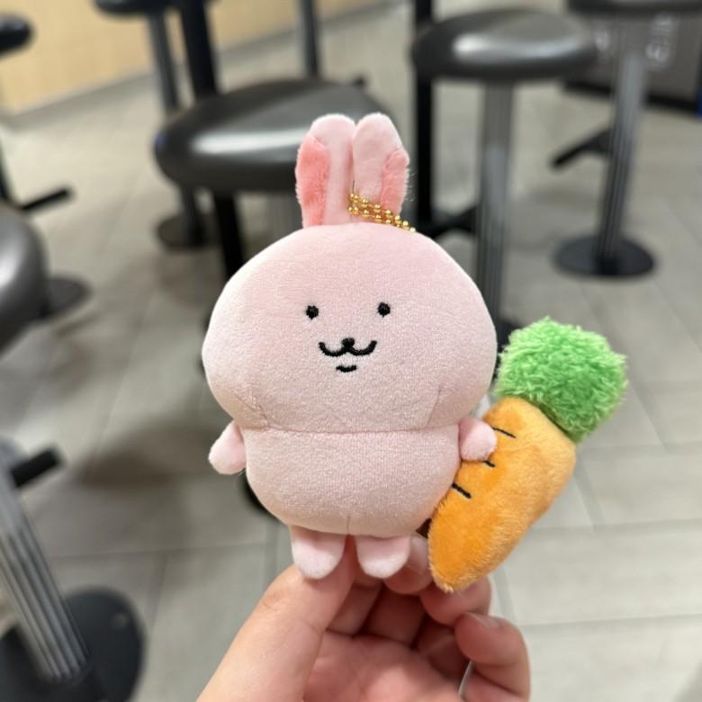 Плюшевая игрушка Медведь-шутник с морковкой и клипса-рюкзак с бензопилой для детей и коллекционеров  Accessory