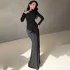 Женское элегантное вечернее платье пыльно-розового цвета с драпировкой на талии и длинными рукавами