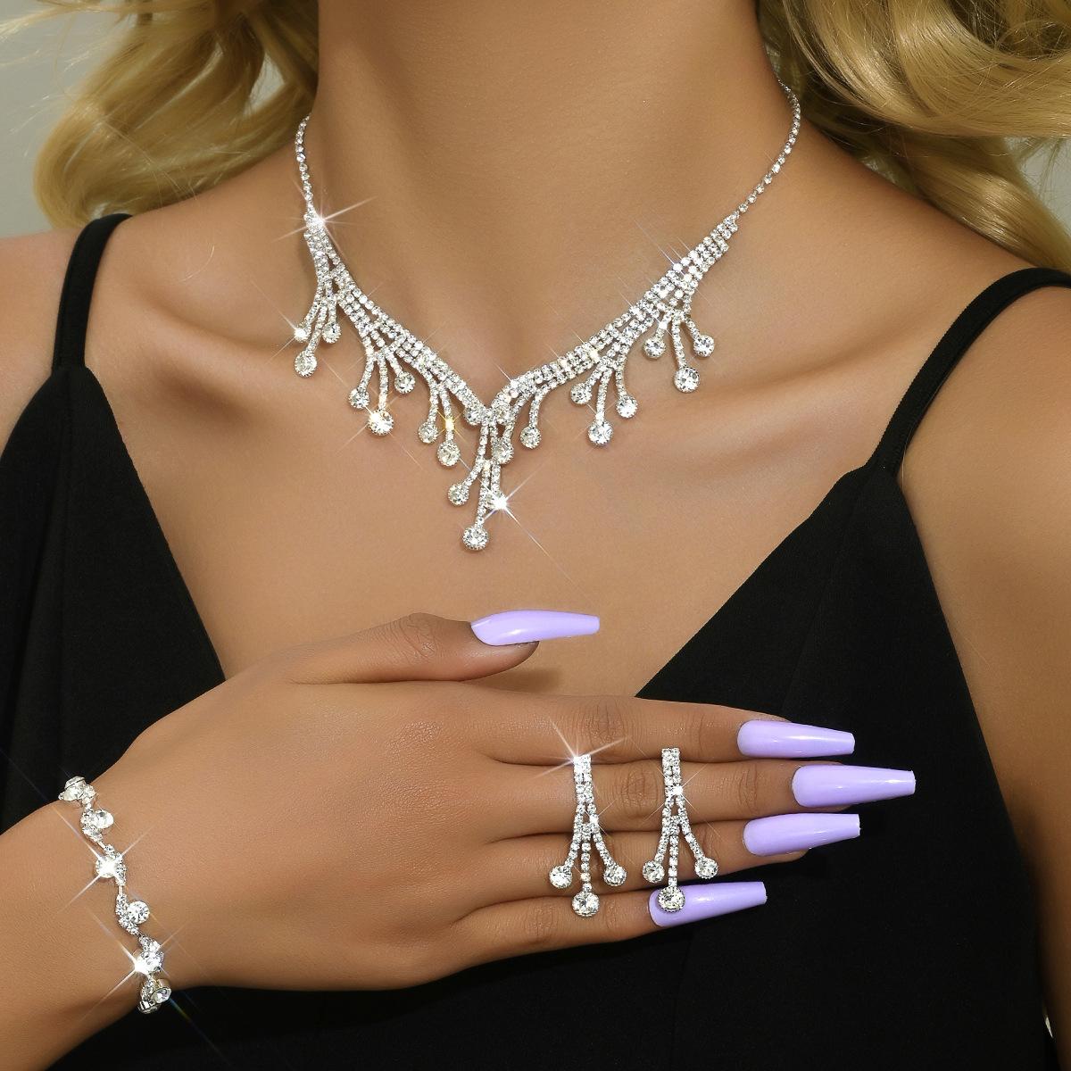 

Преувеличенный комплект, браслет со стразами, цепочка на ключицу, жемчужное ожерелье, серьги-гвоздики, женские украшения, изысканное чувство, универсальная женская легкая роскошь