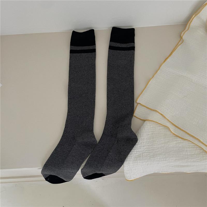 

Девушки Осень Новый Продукт Горячие Девушки Сочетание Цветов Спортивные Преппи Носки до Икры из Махры 1 pair темно-серого