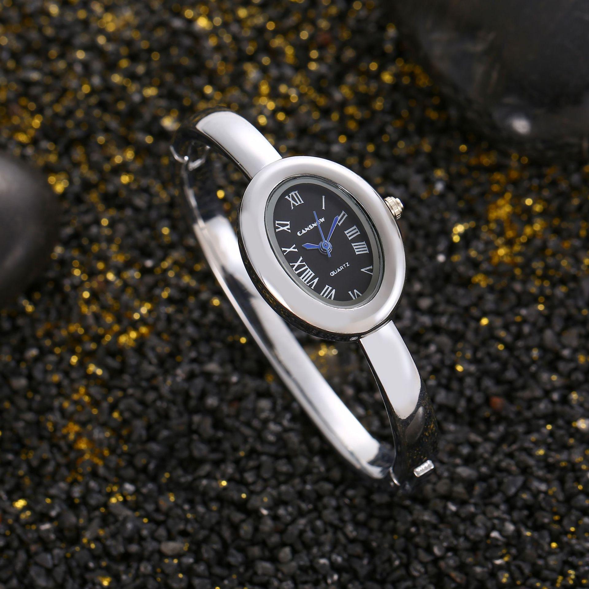 

New Style Bathtub Bracelet Small Dial Exquisite and Unique Light Luxury Women s High-end Roman Numerals Oval Quartz Watch срібний/чорний