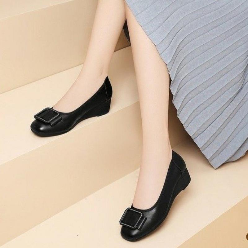 Casual temperament slope heel single shoes women's spring 2025 new black soft-soled mother small leather shoes heightening loafers