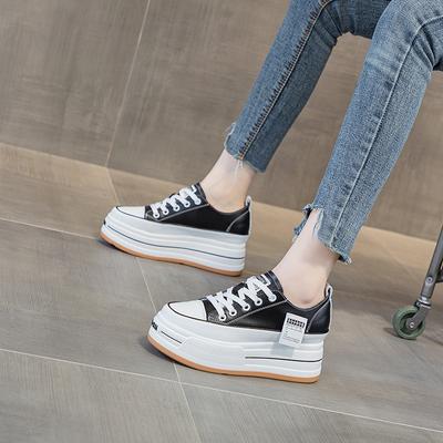 Novedad de primavera aumento de altura interior versión coreana de zapatillas blancas pequeñas para mujer, plataforma de tacón inclinado casual, zapatillas casuales, zapatillas de estudiante, zapatillas para mujer