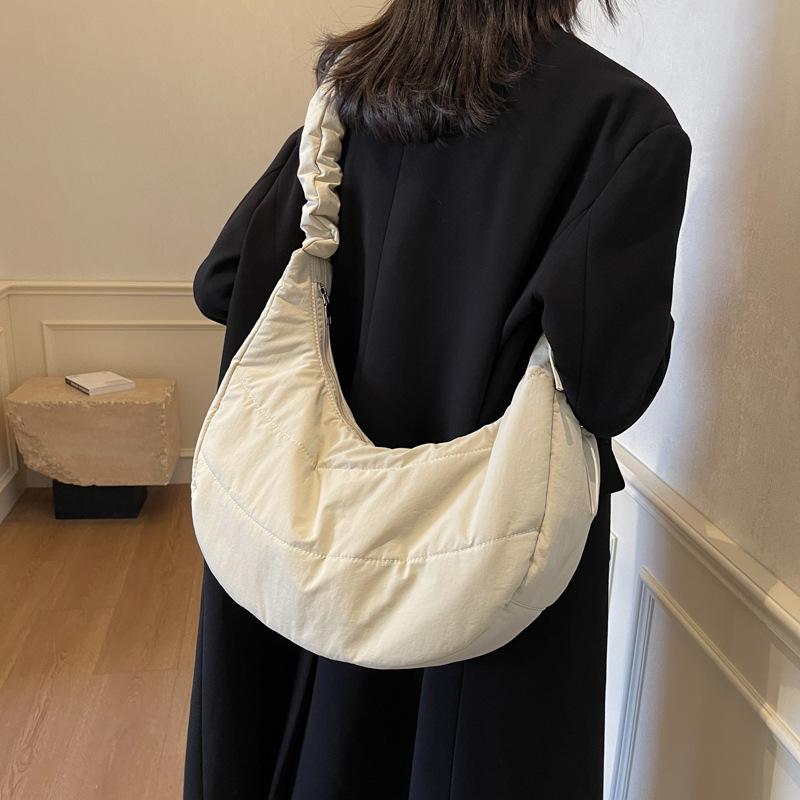 Winter Fashion Bag Women's 2025 New College Style Dumpling Bag Casual Large Capacity Shoulder Messenger Bag