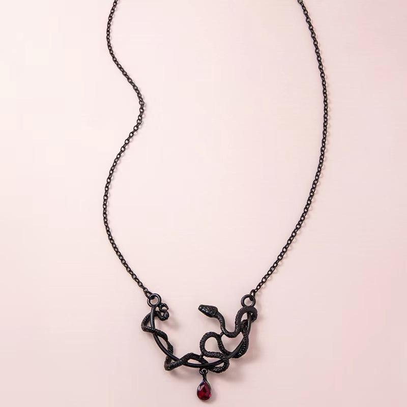 European and American Retro Snake Element Pendant Necklace, Exaggerated Black Snake Animal Zodiac Necklace Collarbone Chain