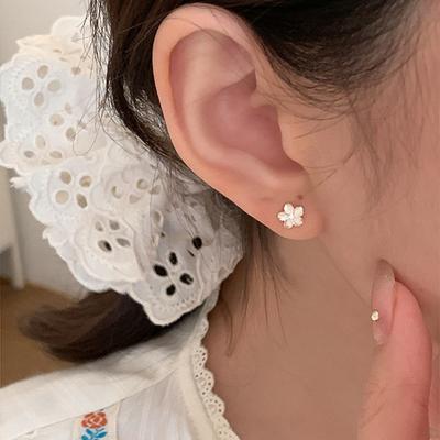 Mini pendientes de metal con forma de flor para mujer, sencillos, elegantes, con personalidad dulce, a la moda y versátiles.