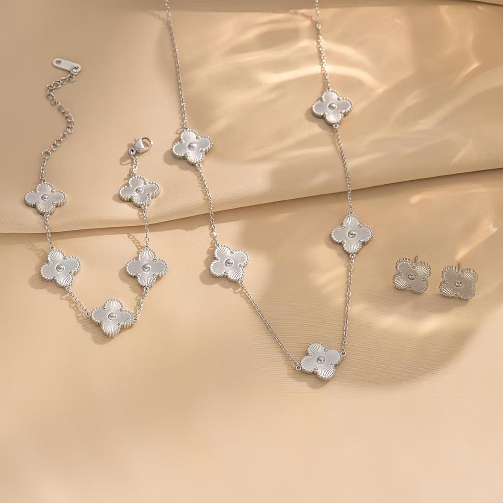 Elegante Bloemen Sieradenset: Titanium Staal Armband & Oorbellen met Vijfbladige Bloemen, Klavertje Vier en Pruimenbloesem Ontwerp