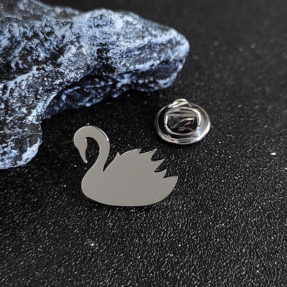 

Black Swan Metal Brooch, Men s Elegant Stainless Steel Animal Badge, Women s Butterfly Buckle Corsage, Backpack Decorations. срібний
