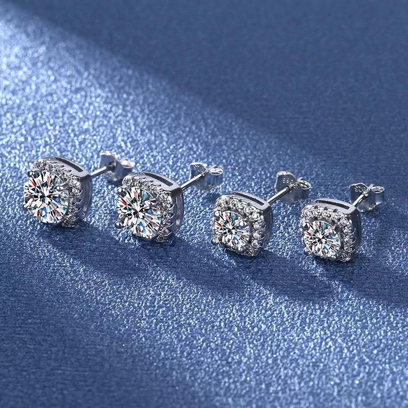 

Full Diamond Square Bag Slightly Inlaid with One Carat Simulated Mozzarella Diamond Women s Stud Earrings