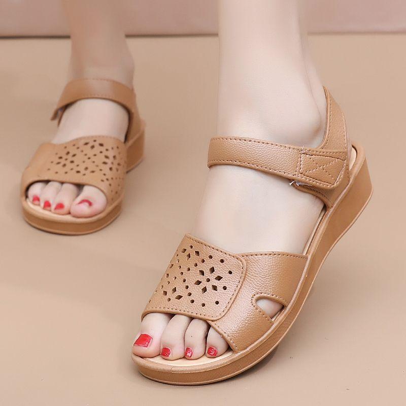 Sandals for Middle-aged and Elderly Women In Summer Fashionable, Non Slip Flat Bottomed New Style for Wearing on The Outside