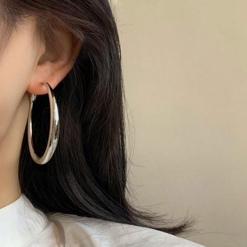 Geometric Metal Earrings A Niche Design of Ear Loops Are Simple and Versatile Earrings for Women