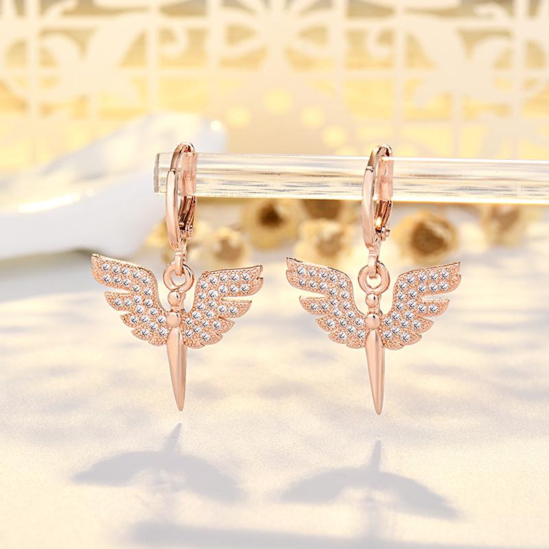 

Новые серьги в форме сердца в виде ангела, модные именные креативные серьги в виде крыльев с пуговицами для женщин