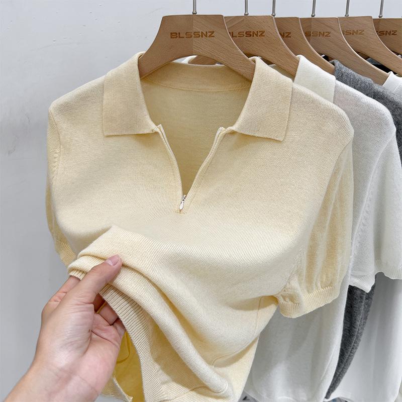 Een Dun Polo Shirt met Een Kraag, Gebreid Kortmouwig Shirt, en Een Uniek Top met Halve Rits voor Dames in de Zomer