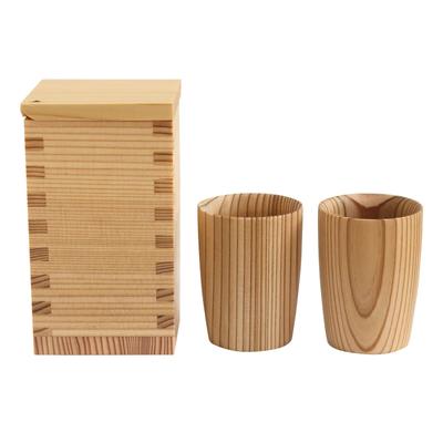 Odate Kogeisha Sake-Set (3 Stück): Kleine Sakeflasche und 2 Sake-Becher, aus Akita-Zeder gefertigt, hergestellt in Japan, keine Markenprägung.
