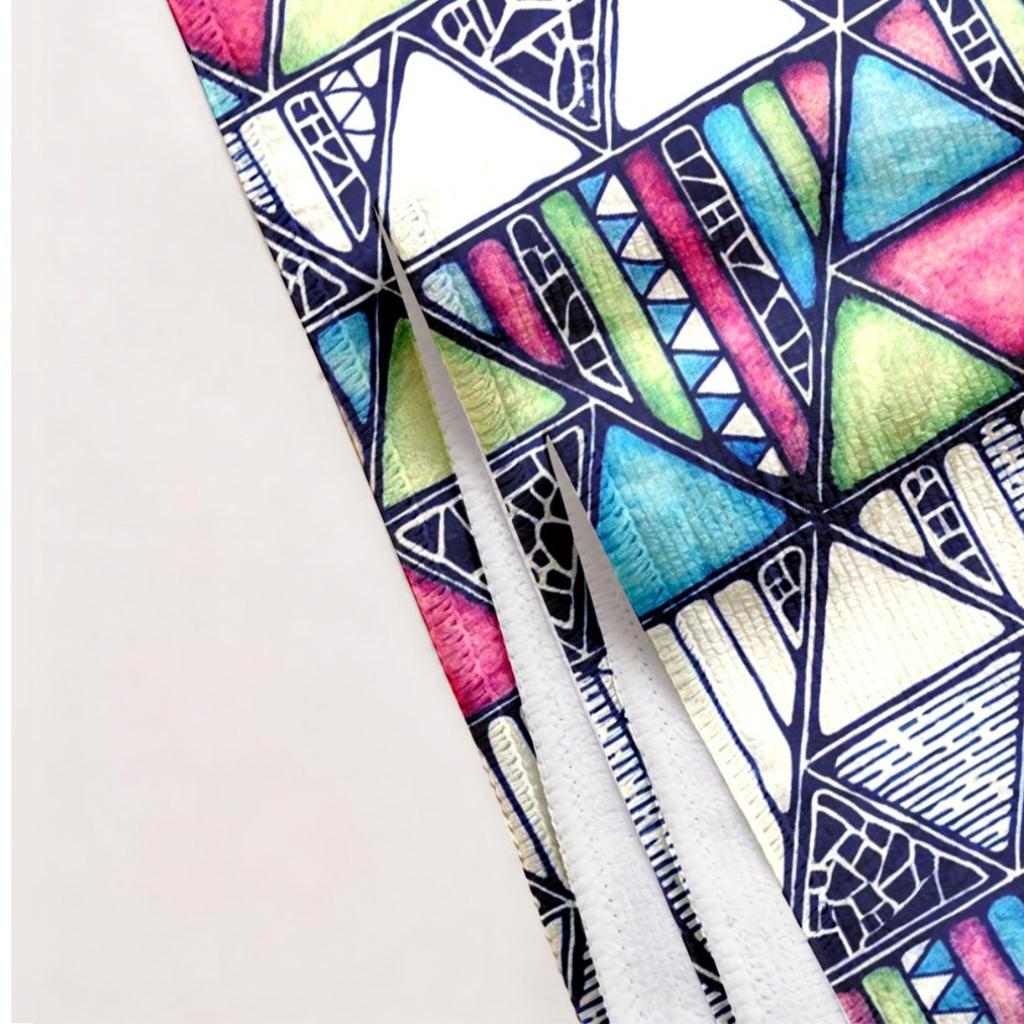 La serviette de plage en microfibre de polyester sur le thème de la tribu des triangles à l'aquarelle est très absorbante, adaptée à la natation et aux sorties à la plage.