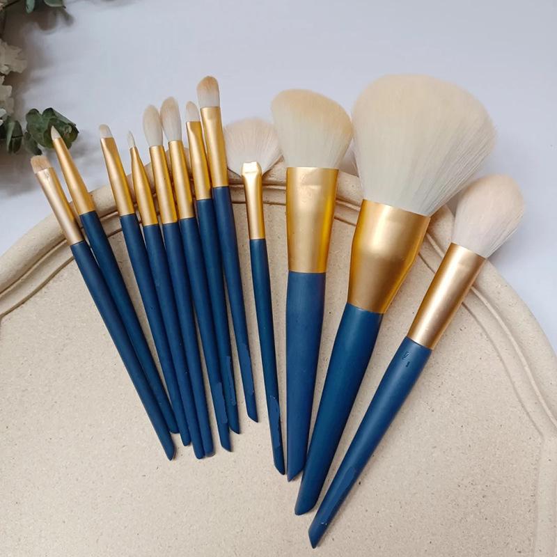 Star Motion Beginner Makeup Brush Set: Soft Hair Powder, Eyeshadow, Blush, and Highlight Brushes.