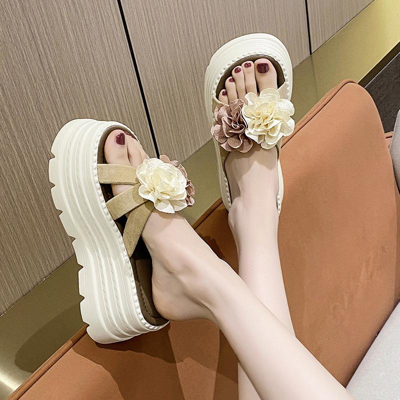 Fashion Fairy Flower Slippers Muffin Soft Bottom 2025 One Word Cool Summer New Female Summer Versatile Beach Slippers